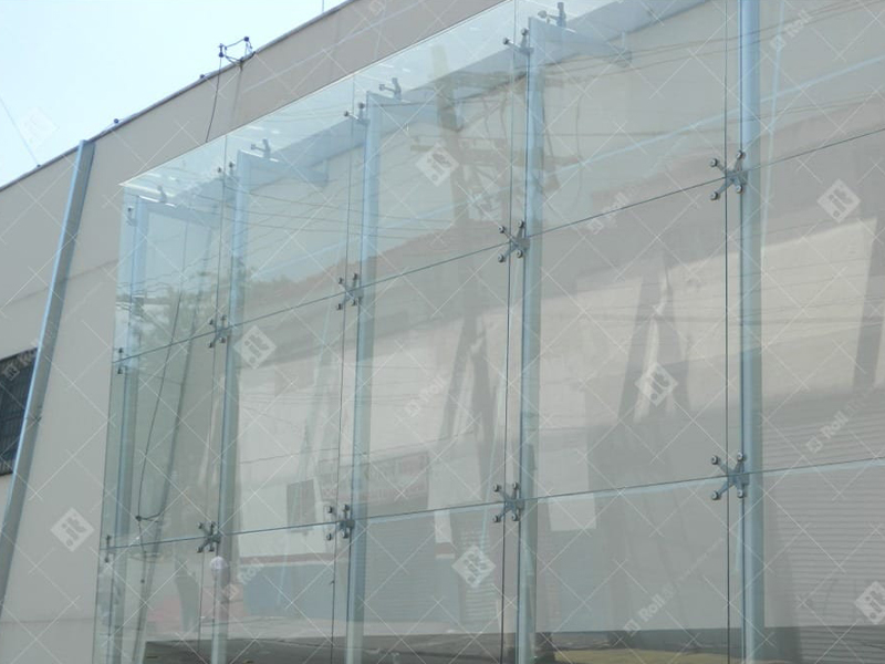 Fachada de vidro estruturada com fixação spyder, sem perfis aparentes