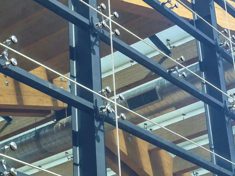 Fachada de vidro estruturada com fixação spyder, sem perfis aparentes