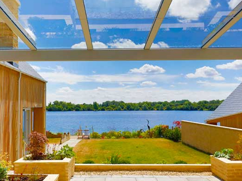Pérgola com réguas de vidro e estrutura de alumínio para área externa