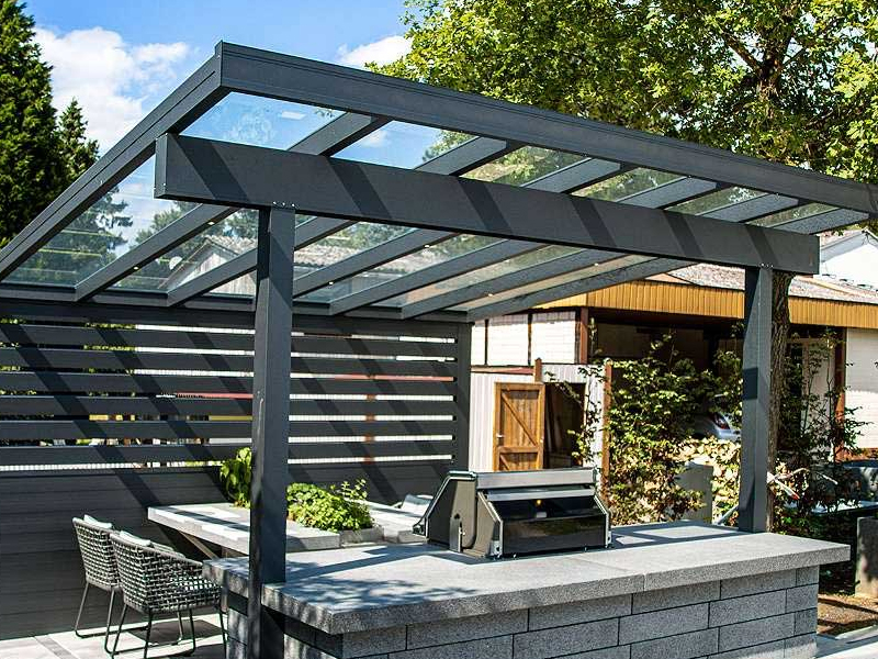 Pérgola com réguas de vidro e estrutura de alumínio para área externa