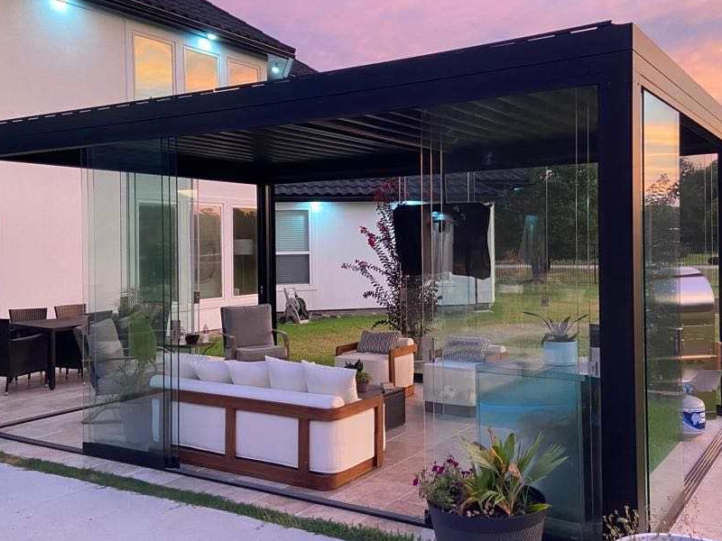 Pérgola com réguas de vidro e estrutura de alumínio para área externa