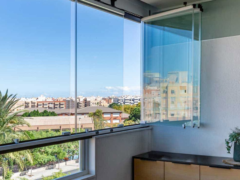 Cortina de vidro instalada em fachada, sem perfis aparentes