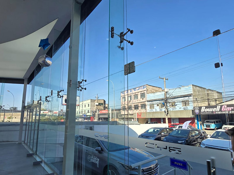Fachada de vidro estruturada com fixação spyder